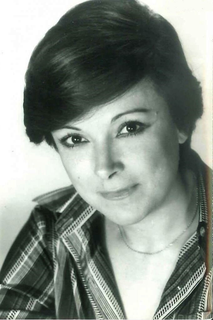 Lola Cardona as Madre de Ana in Futuro Imperfecto