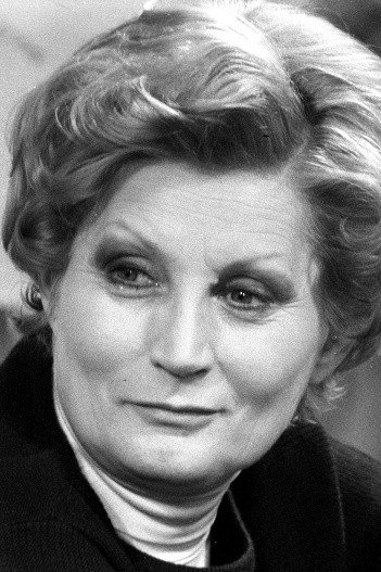 Erzsi Máthé as Juli in Used Coffin