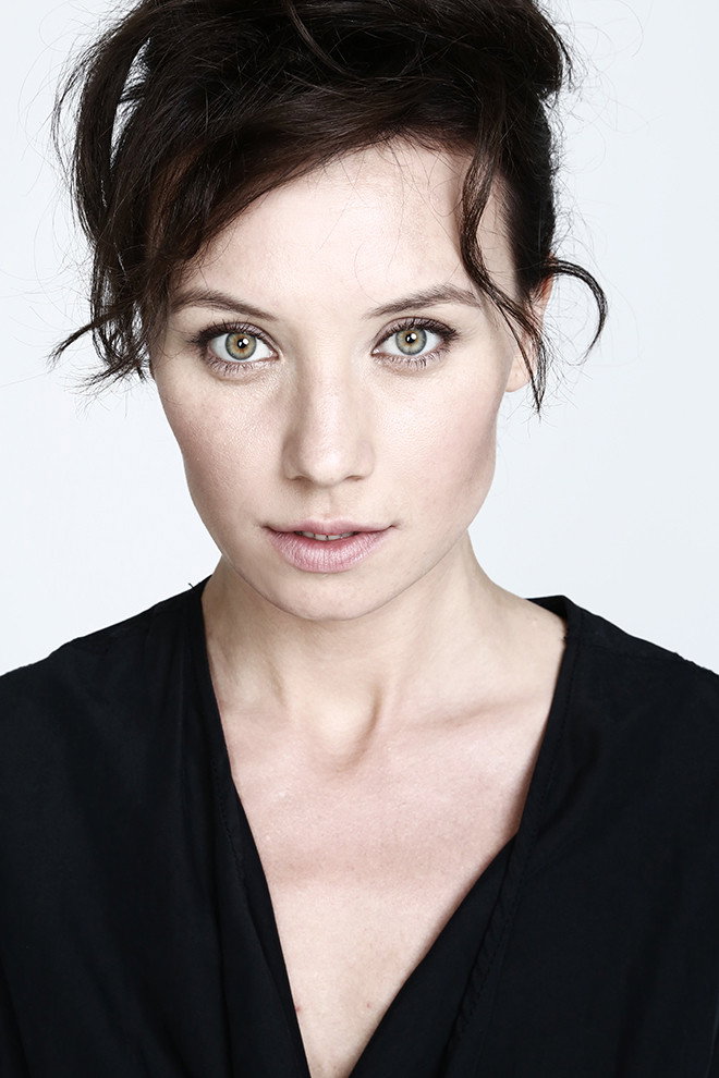 Анастасия Попова as Юля in How Derevyanko Chekhov Played