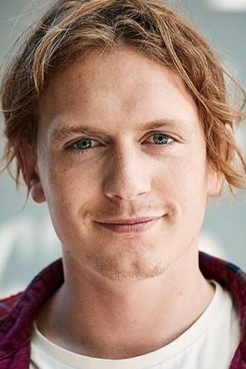 Vebjørn Enger as Young Erik in TWIN