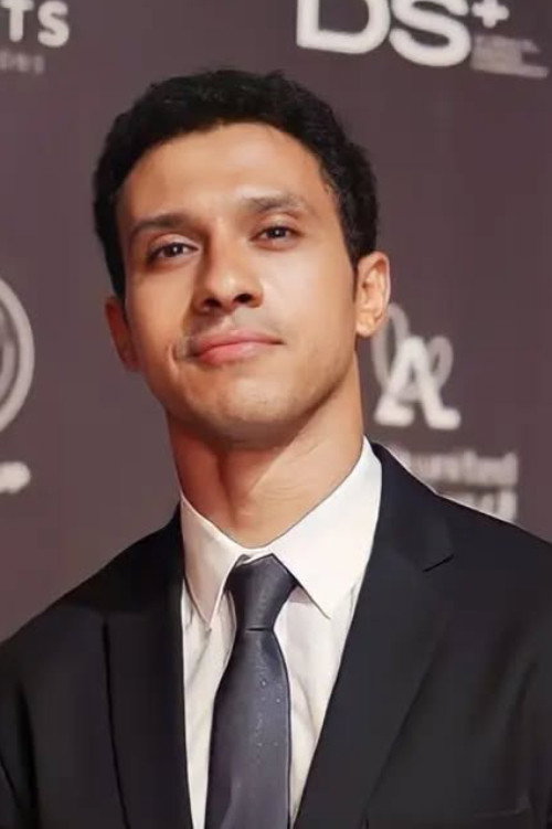 عصام عمر as Mohamed in Half the people are named Mohamed