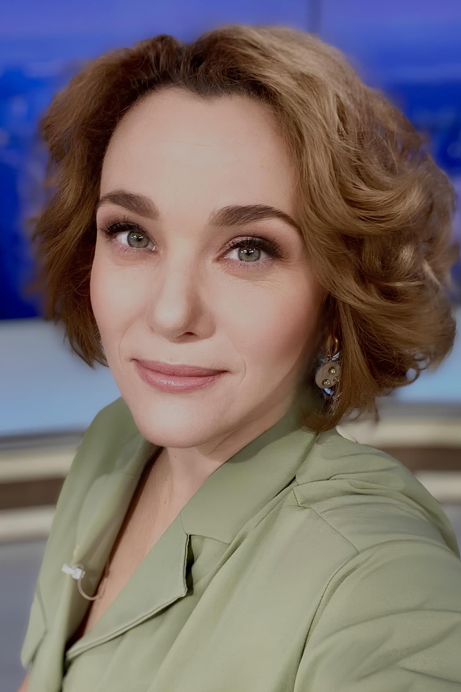 Тала Калатай as Dasha Bulychova in Доярка из Хацапетовки