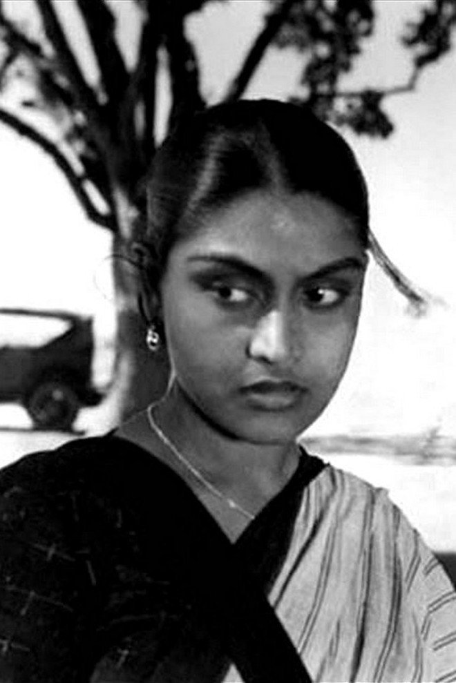 Ruma Guha Thakurta as Nandita's Mother in 36 Chowringhee Lane