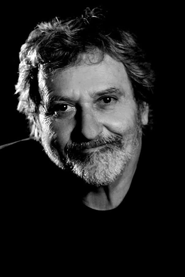 Emanuel Macedo as Artur in Xailes Negros