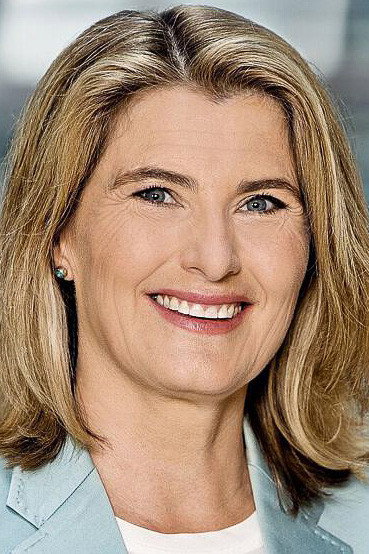 Tina Hassel as Self - Host in Nachbericht aus Berlin