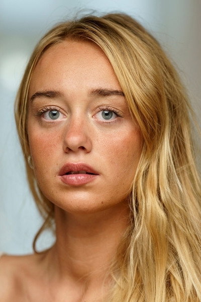 Carla Philip Røder as Julie in Baby Pyramid