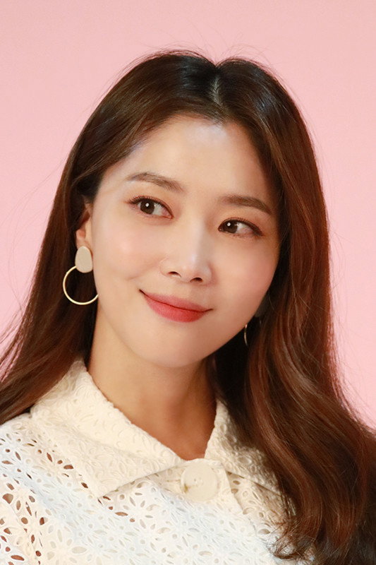오윤아 as Kim Mi-yeon in Alone in Love