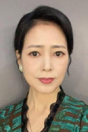 新新 as Mother Zhou in 穿到八零，再嫁的她巨能赚