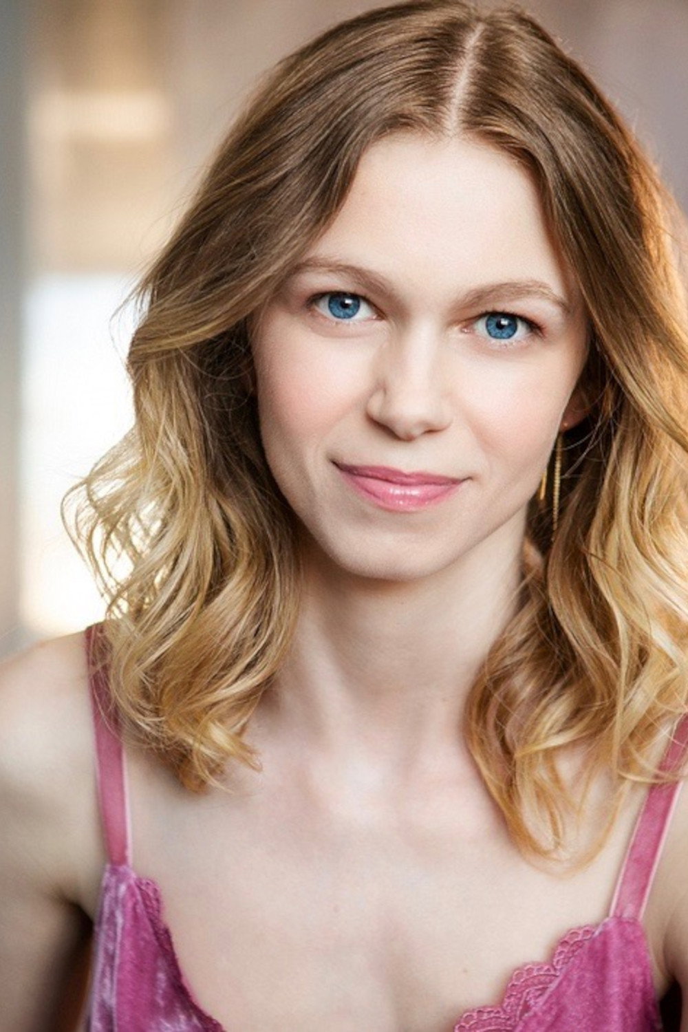 Rebecca Noble as Zoe in Loren & Rose