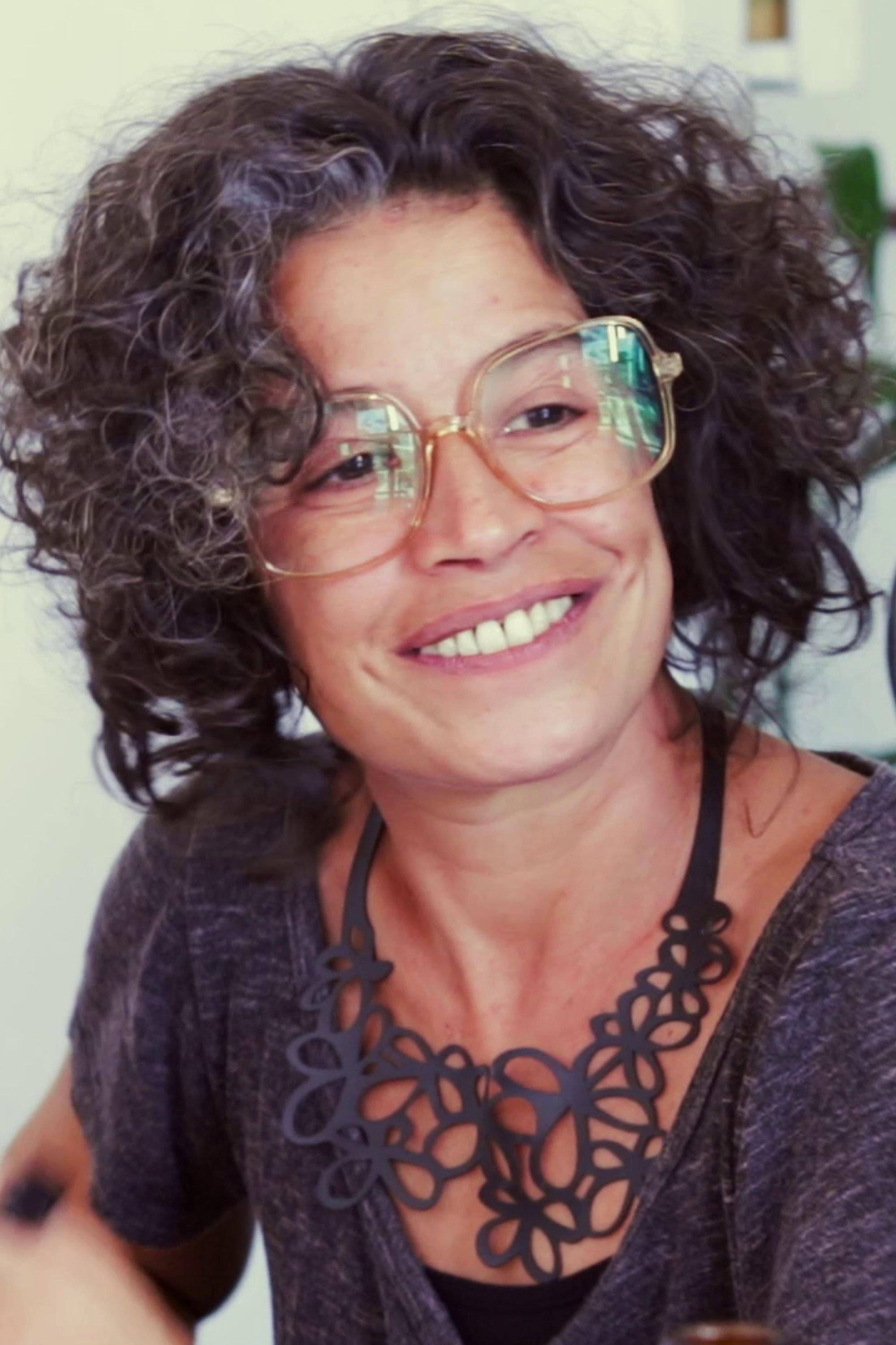 Silvia Viana as Convidado in Dobradiça Entrevista
