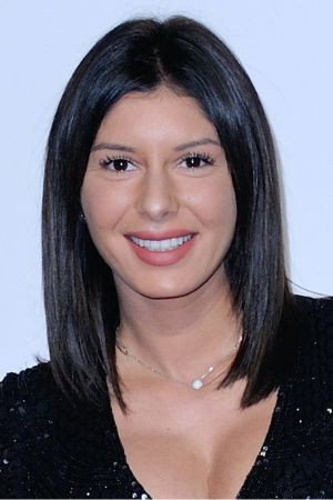 Sarah Lopez as Sarah in La Bataille des clans