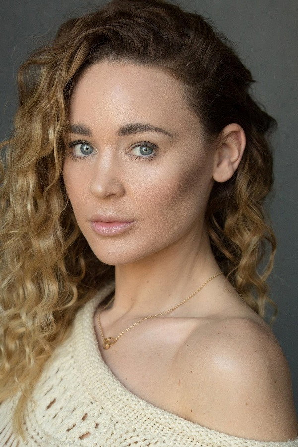 Kelly Rian Sanson as Carrie in Pterodactyl 2