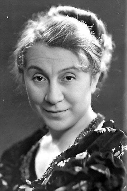 Jeanne Fusier-Gir as La mercière in Le Corbeau