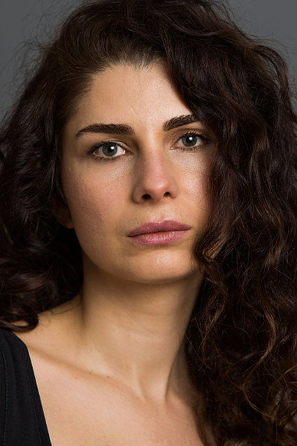 Ece Özdikici as Bahar in Mor Ufuklar