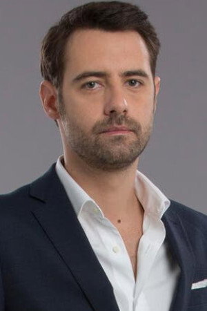 Pedro Lamares as Carlos in República