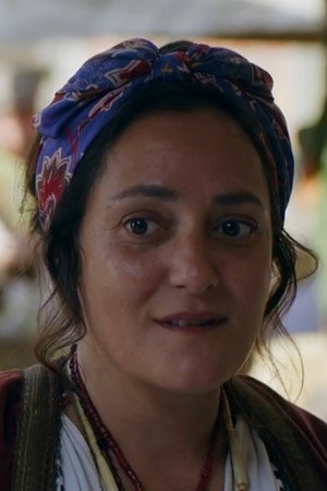 Neshe Demir as Kräuterfrau Eda in Der Geist im Glas