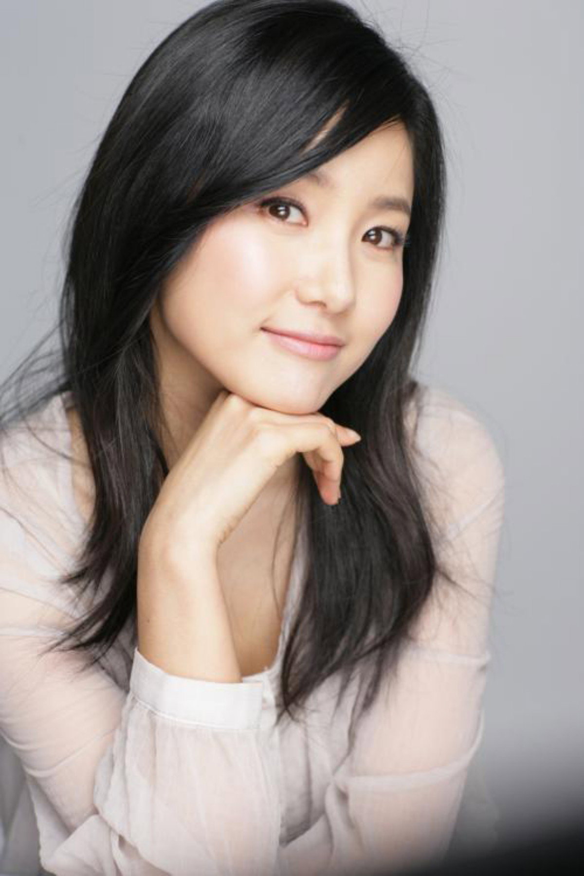 왕희지 as In-soo's wife, Ko Hyeong-sook in Sin of a Family