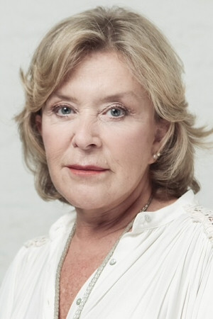 Cecilia Cucurella as Beatriz Larraín in Solamente Julia