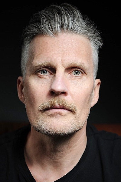 Stefan Gödicke as Erik Larsson in Simon & the Oaks