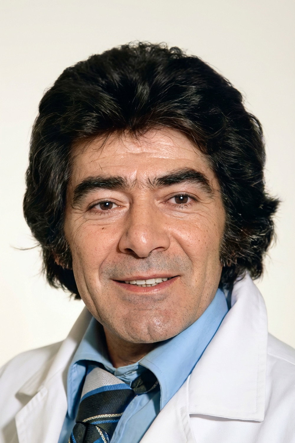 Özcan Özgür as Ekrem in Cesur Yabancı
