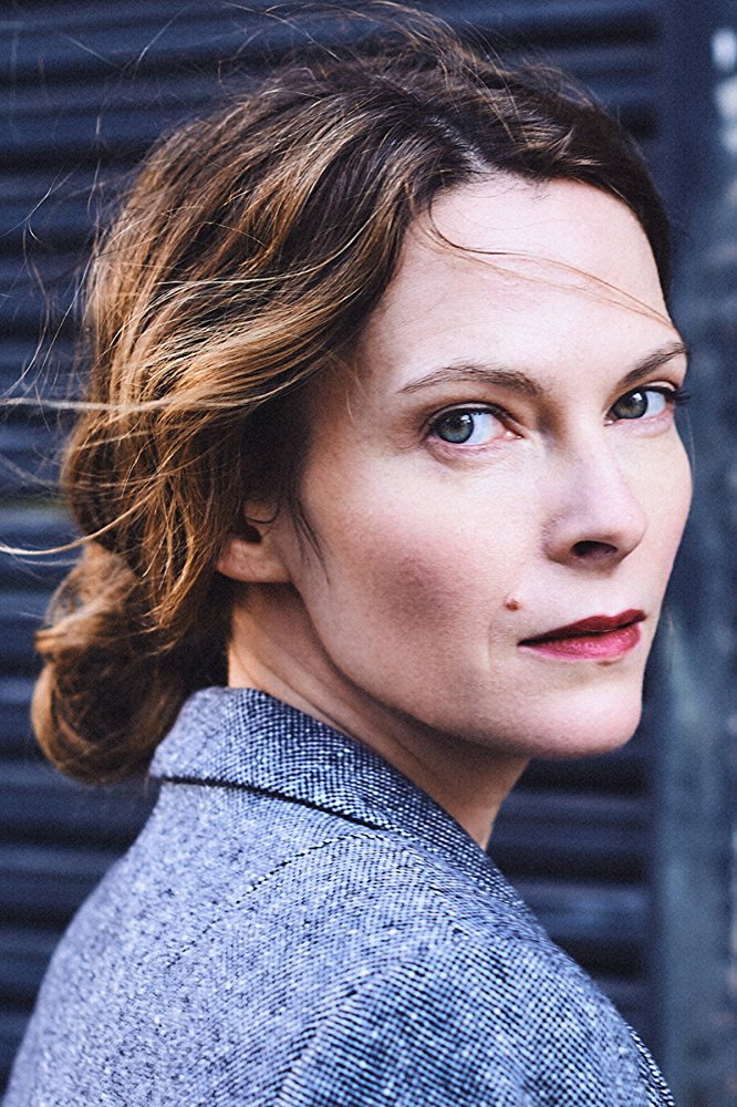 Katrin Bühring as Gisela 'Gisi' Weinberger in Eine Hand schmiert die andere