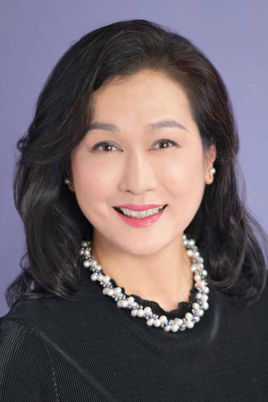 白都真理 as Ayako in The Boss' Wife