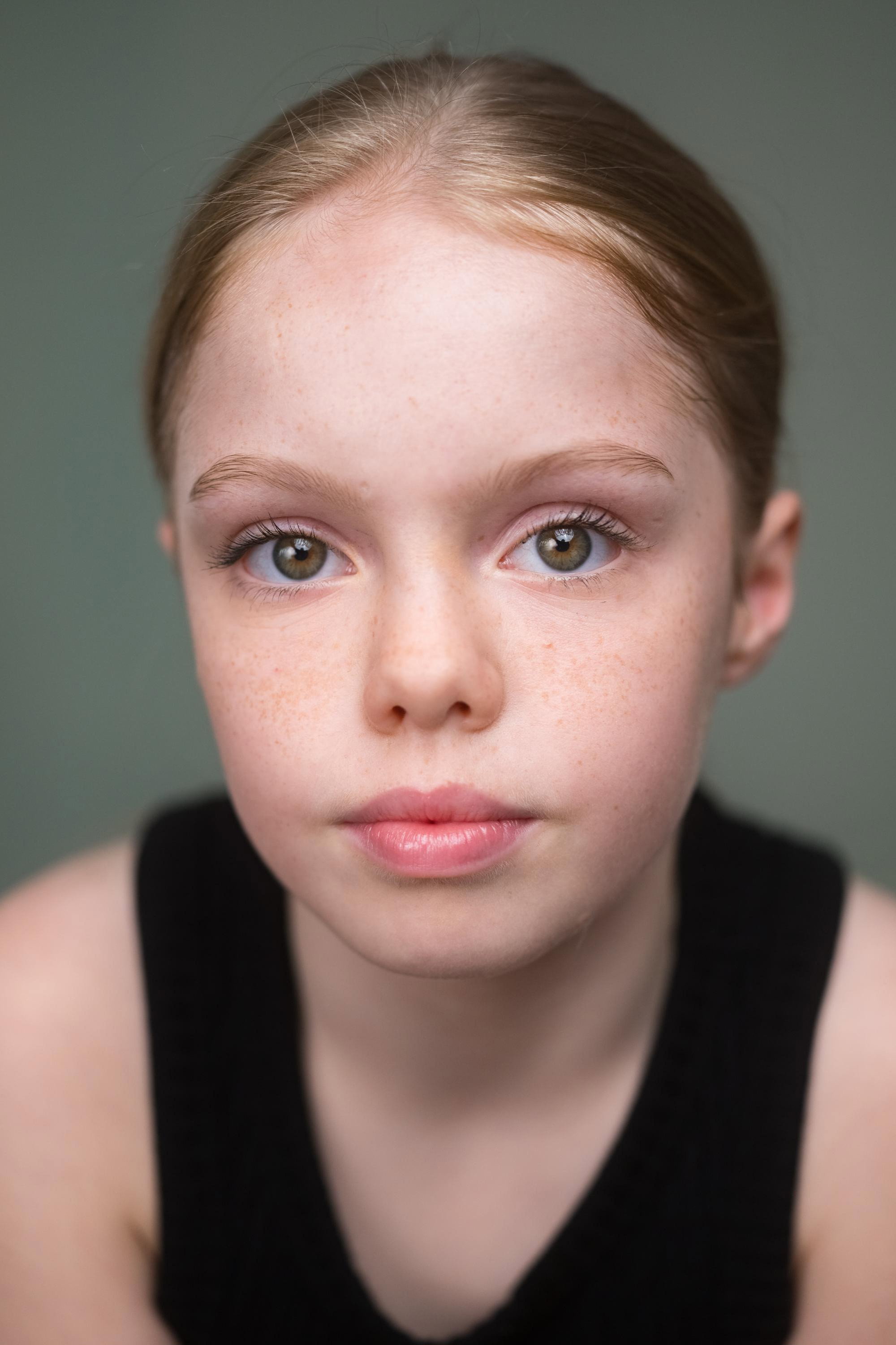 Hannah Dargan as Young Mina in The Watchers