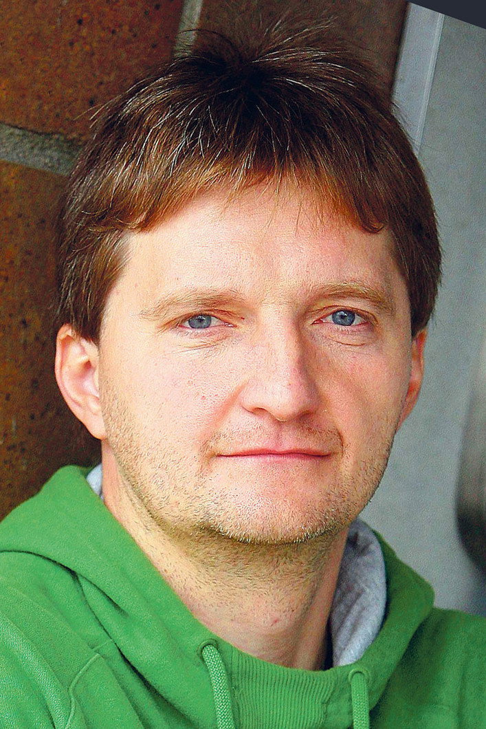 Jaromír Bosák as Host in Haló, hlásí se redaktor Laufer!