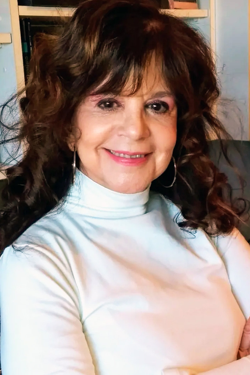 Marta Albertini as Isabel Constanzo in Déjate querer