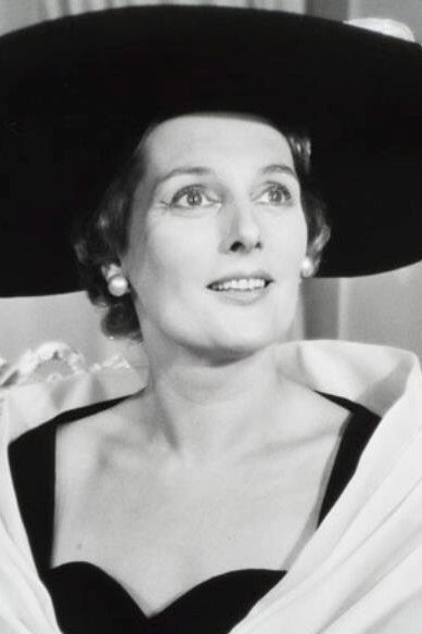 Ank van der Moer as Mrs. Brulot in Villa des Roses