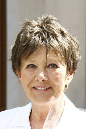 Zdena Hadrbolcová as tetička Julie in O štěstí a kráse