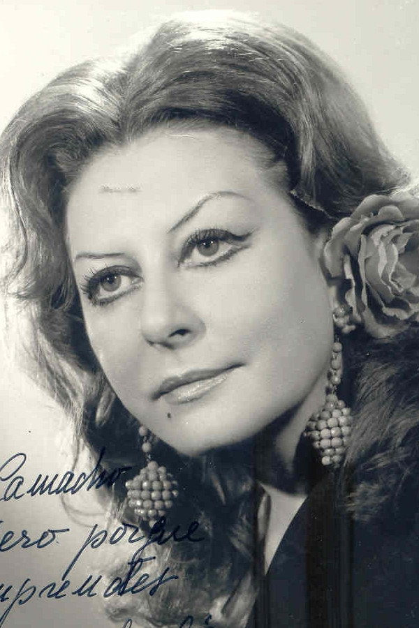 Lolita Sevilla as Leonor in Lo que cuesta vivir