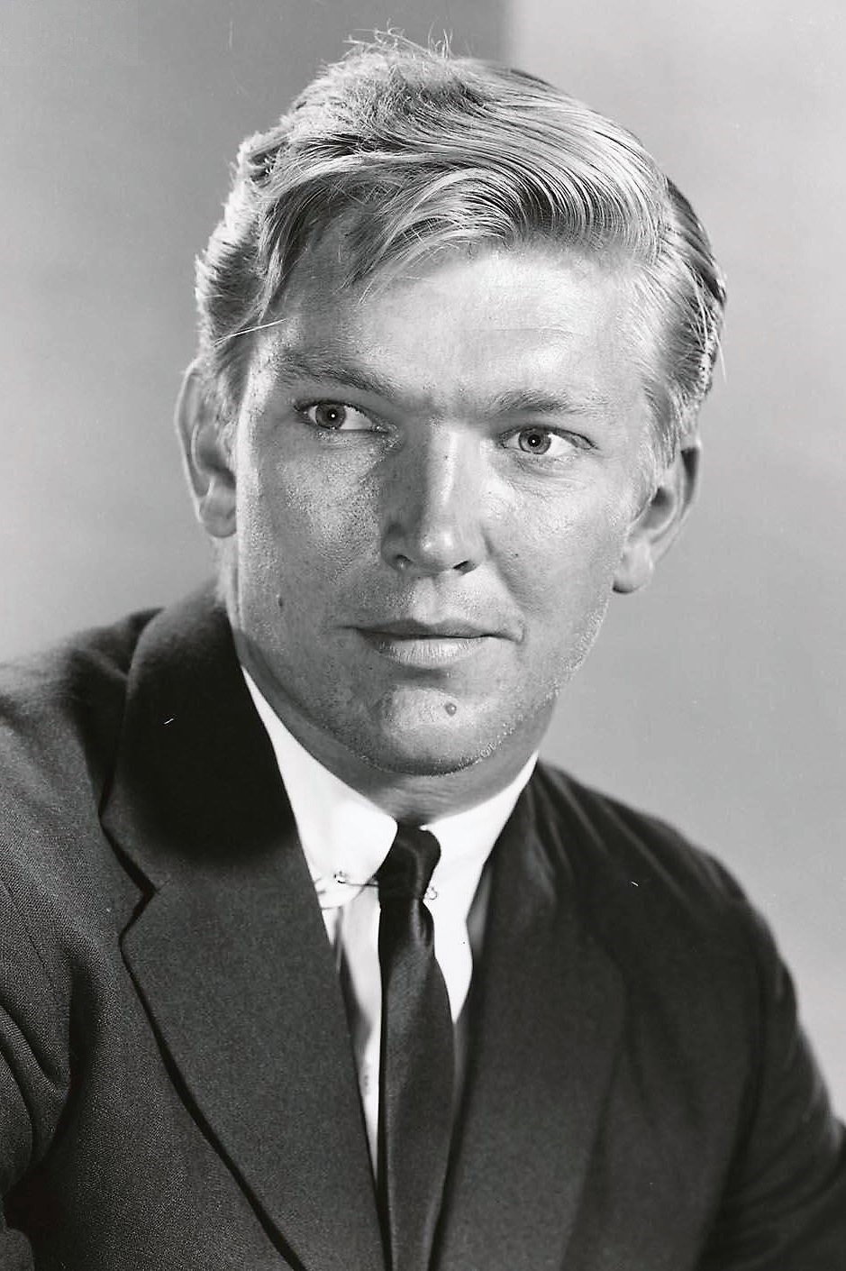 Denny Miller as Oscar Flegler in Love in a Goldfish Bowl
