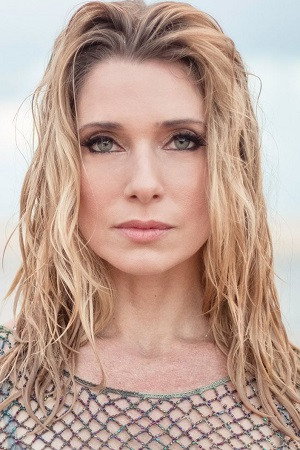 Leticia Spiller as Matinta Perê / Teresa in Cidade Invisível