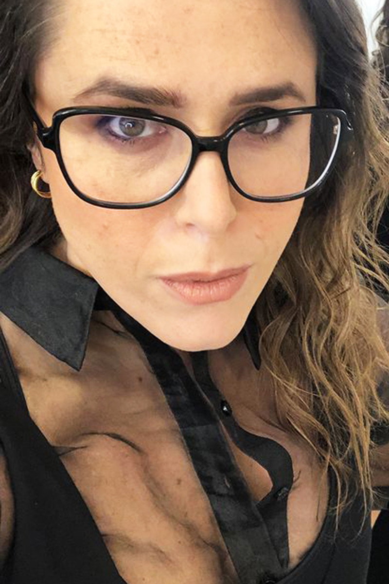 Malena Guinzburg as Carlota in En viaje