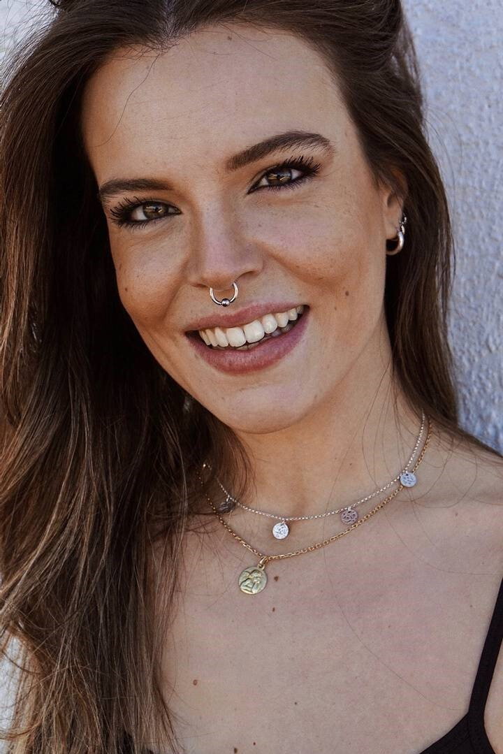 Lucía Martín Abello as Carolina in Campamento Albanta