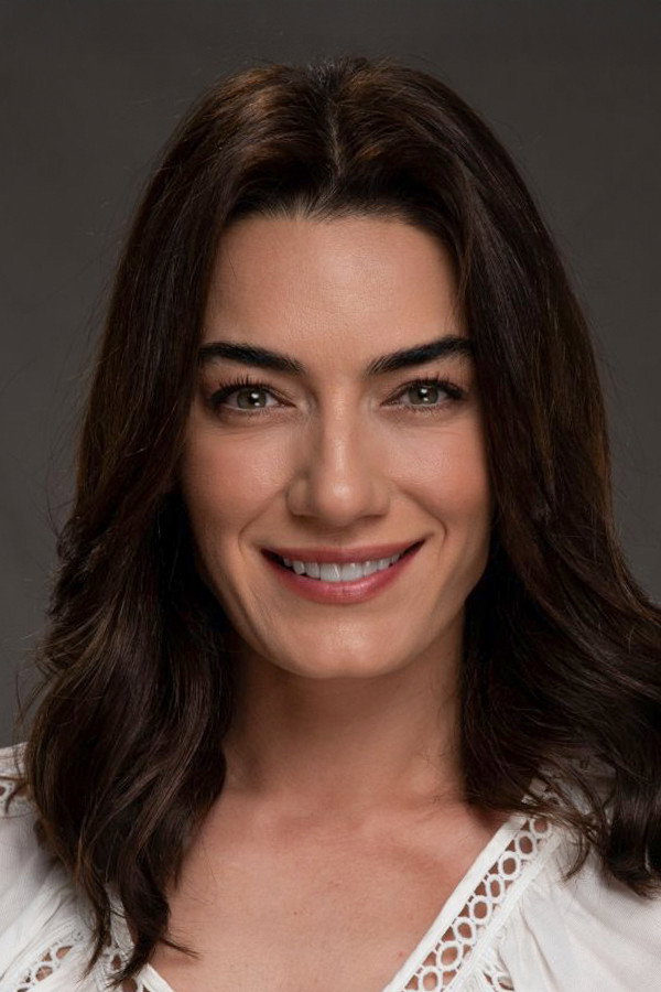 Hande Subaşı as Nergis Şahin in Twist of Fate