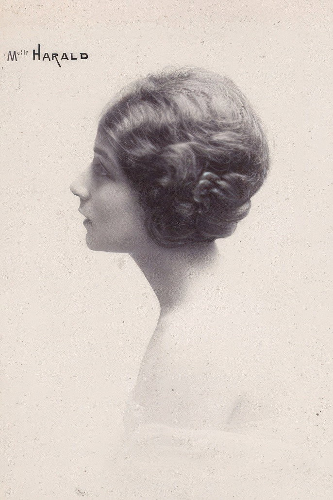 Mary Harald as Diane de Kenn in L'Autre aile