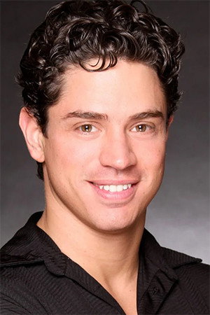 José Carlos Femat as Roberto in Not A Minute To Lose