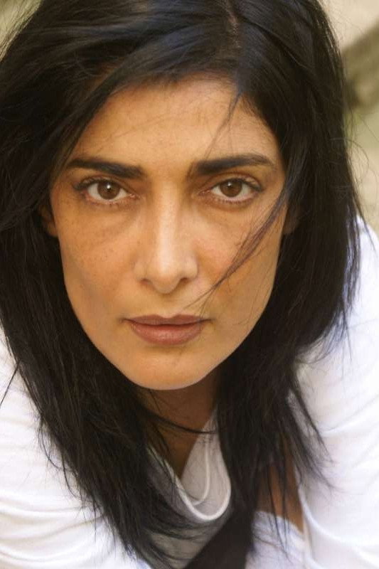 Fatima Adoum as Ouarda, la concierge de l'immeuble in Christmas Next Door