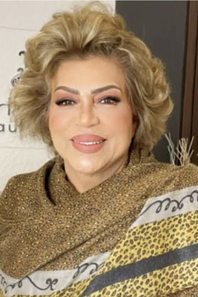 فخرية خميس as وضحى in أخواني أخواتي