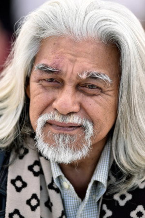 Wan Hanafi Su as Pak Awang in Men Who Save the World