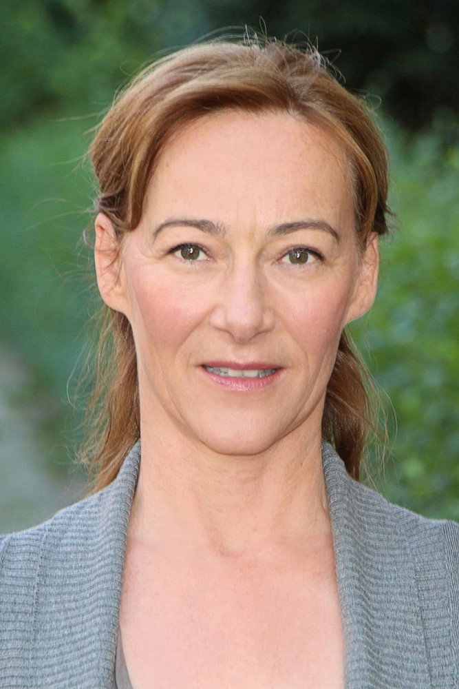 Dinah Geiger as Frau Frisch in Lachesis