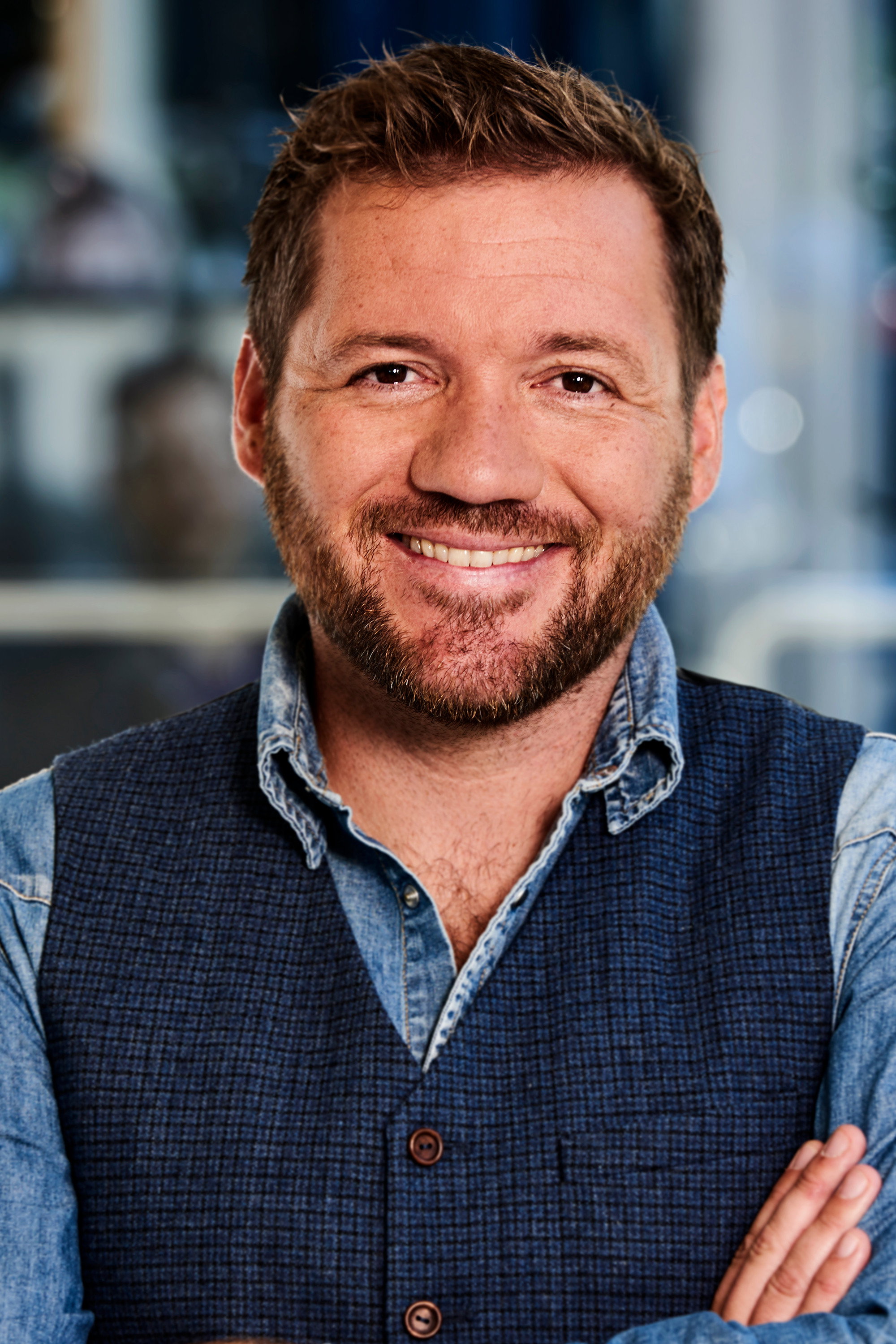 Klaas van der Eerden as Voice-Over in Kom Je Bij Me Eten? VIPS