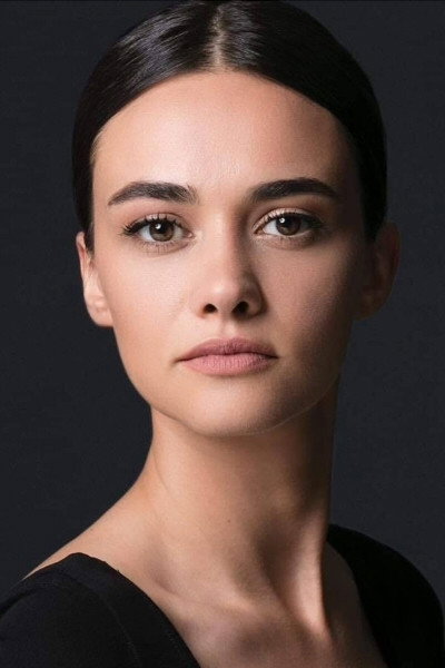 Hande Soral as Nihan in The Late Offices