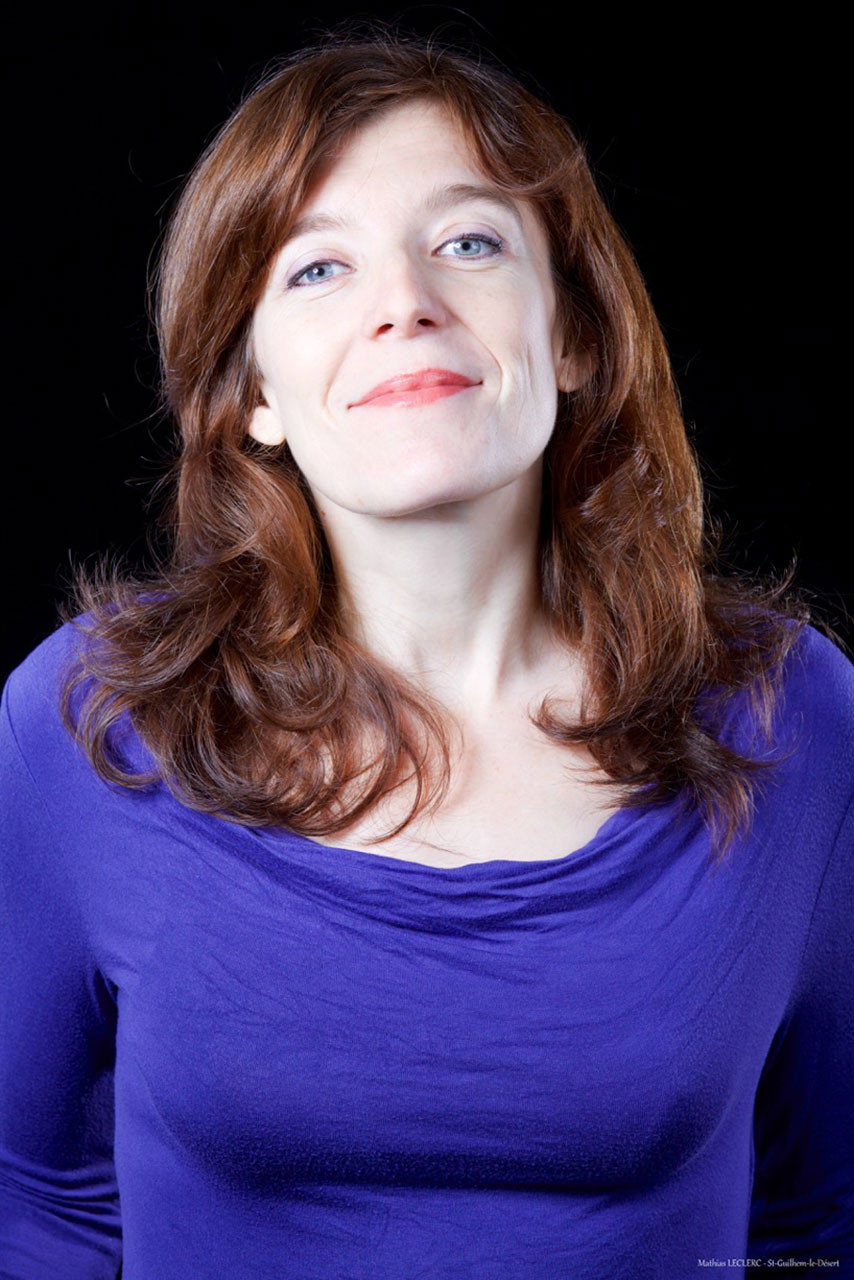 Cécile Combredet as Femme aux lunettes écailles in Burning Crimes