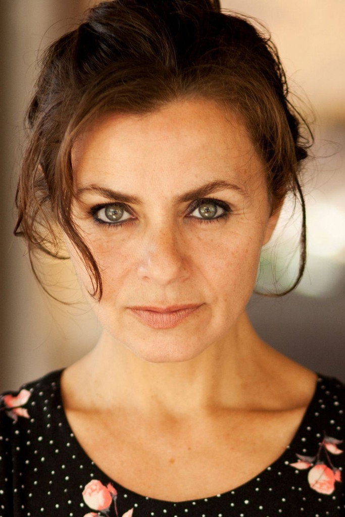 Naomi Krauss as Eleni Theodoraki in Ein Kreta-Krimi