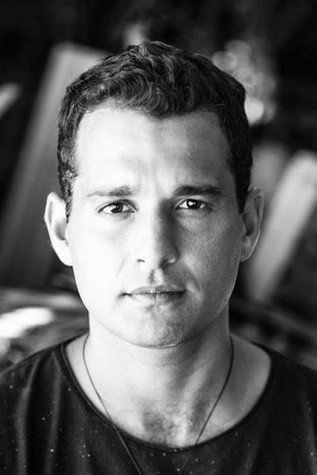 Daniel Ávila as Roberto Delaor Junior in Amigas & Rivais