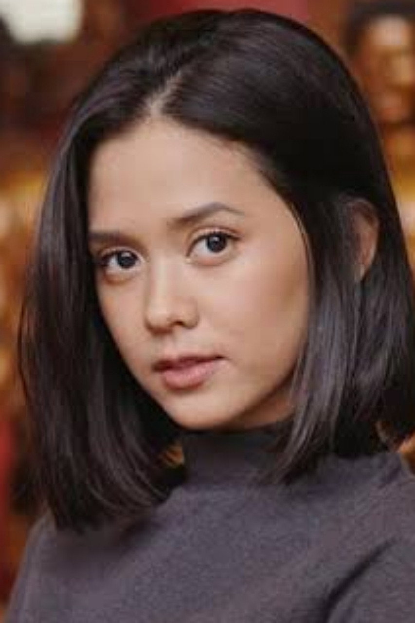 Givina Lukita as Libby in Dealova