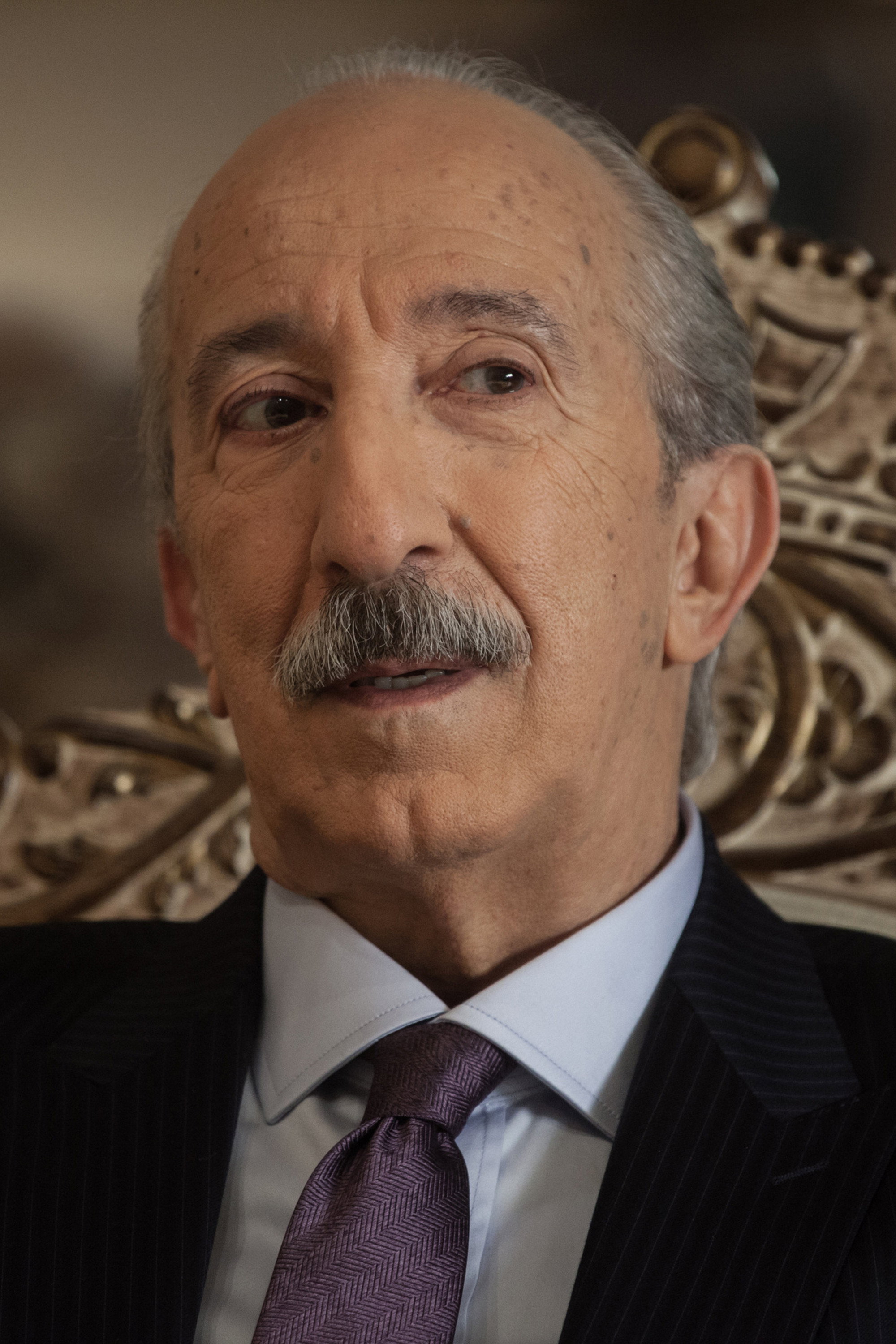 Şemsi İnkaya as Piyangocu Şakir Sucu in Talih Kuşu